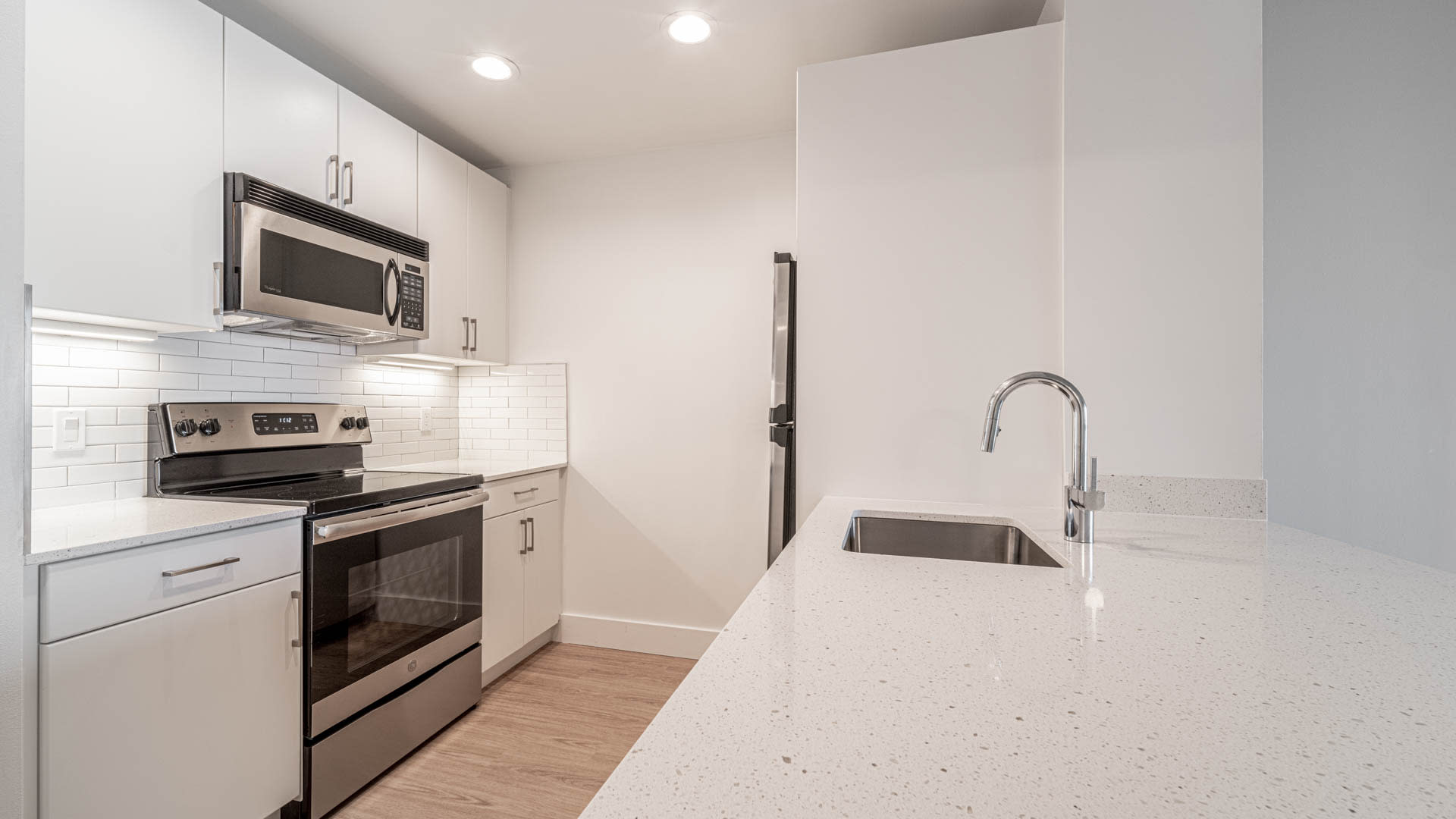 The Pier Apartments - Kitchen 