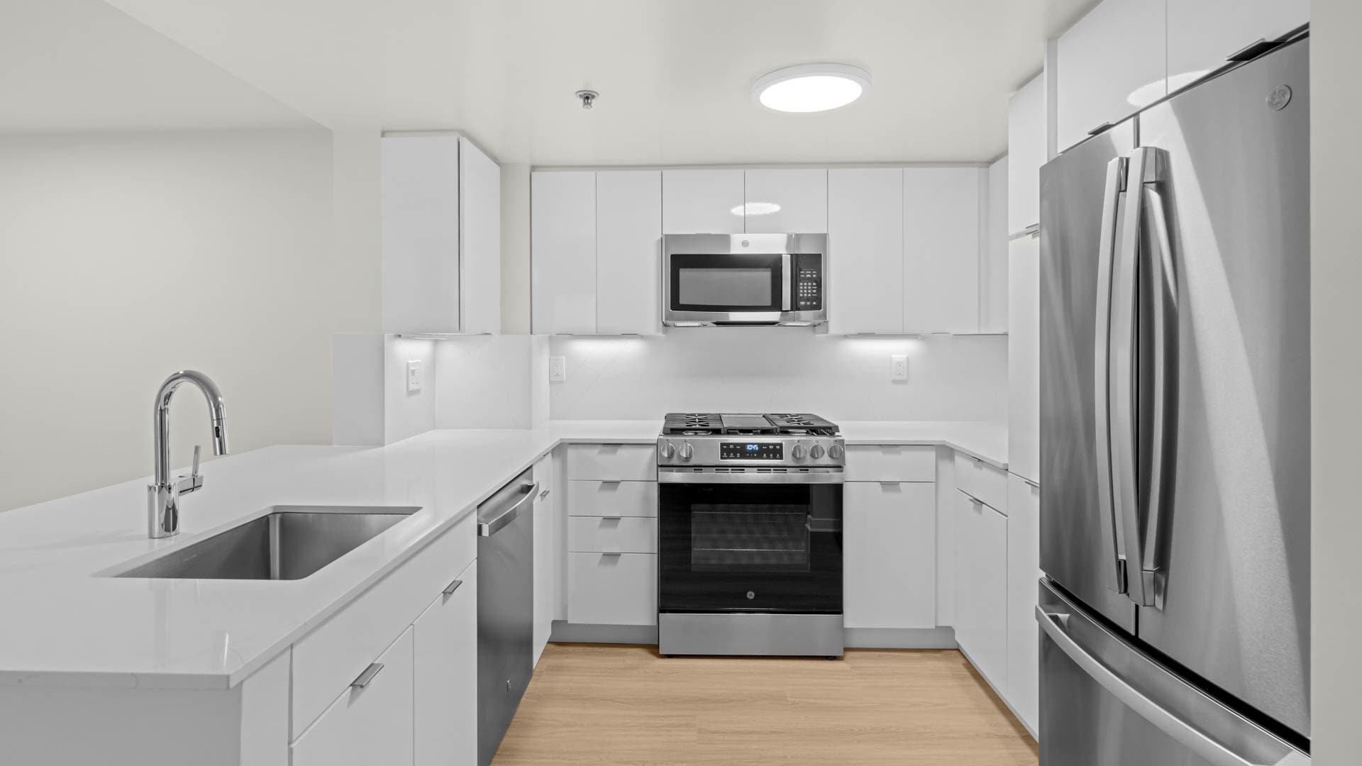 2400 M Apartments - Kitchen