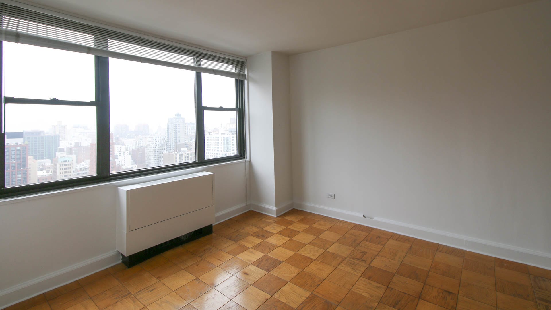 https://media.equityapartments.com/images/c_crop,x_0,y_0,w_1920,h_1080/c_fill,w_1920,h_1080/q_auto,f_auto/2763-102/parc-east-apartments-living-area