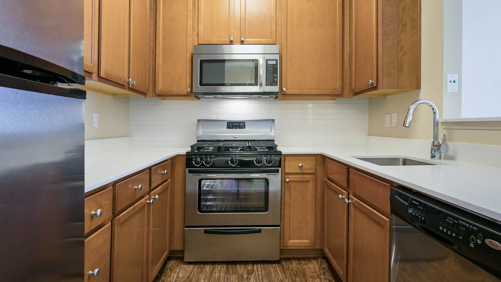 Kenwood Mews Apartments - Kitchen 