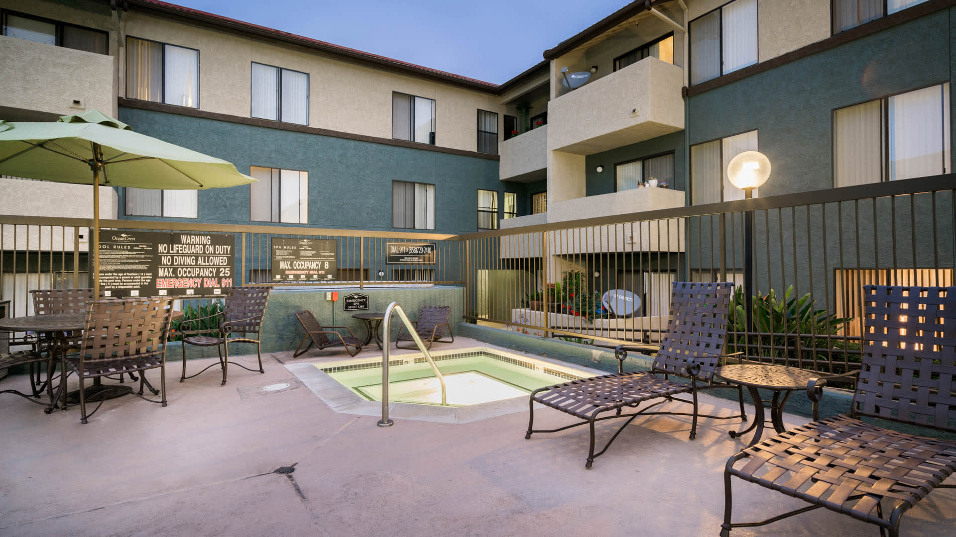 Ocean Crest Apartments - Swimming Pool