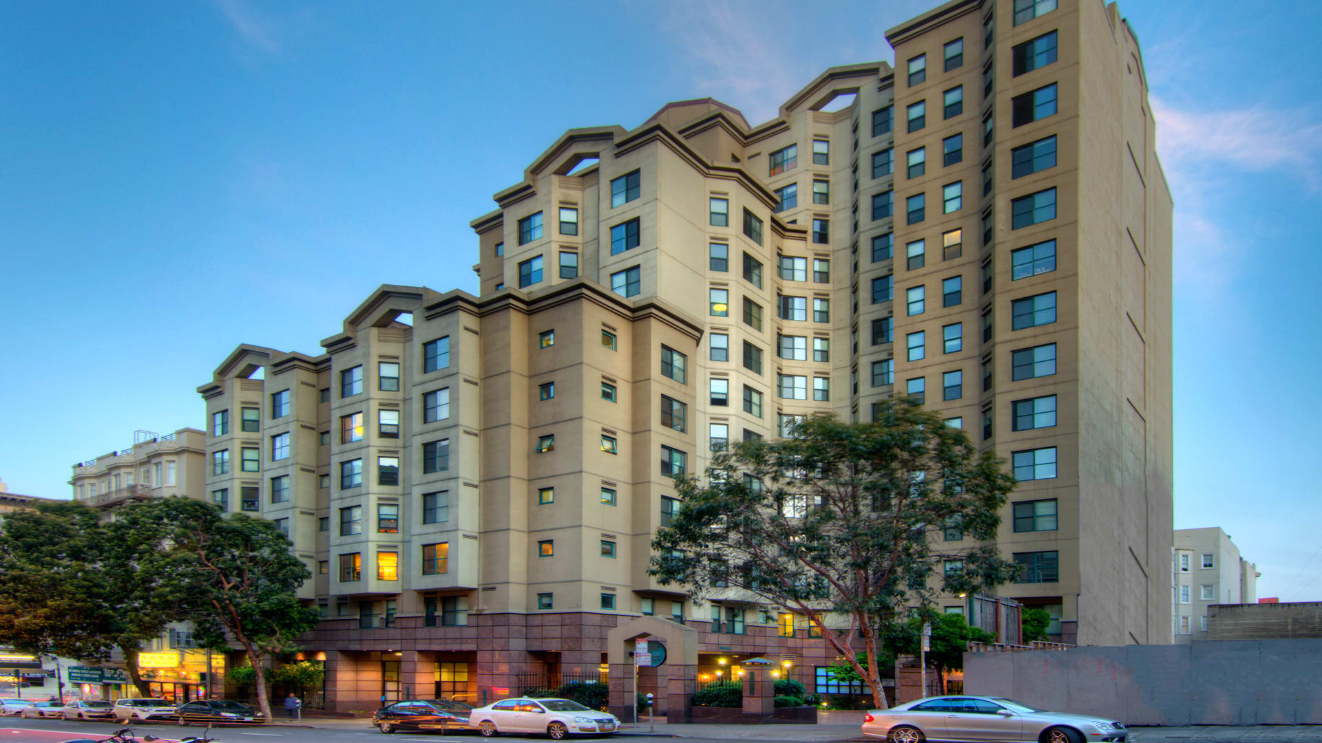 Geary Courtyard Apartments - Exterior