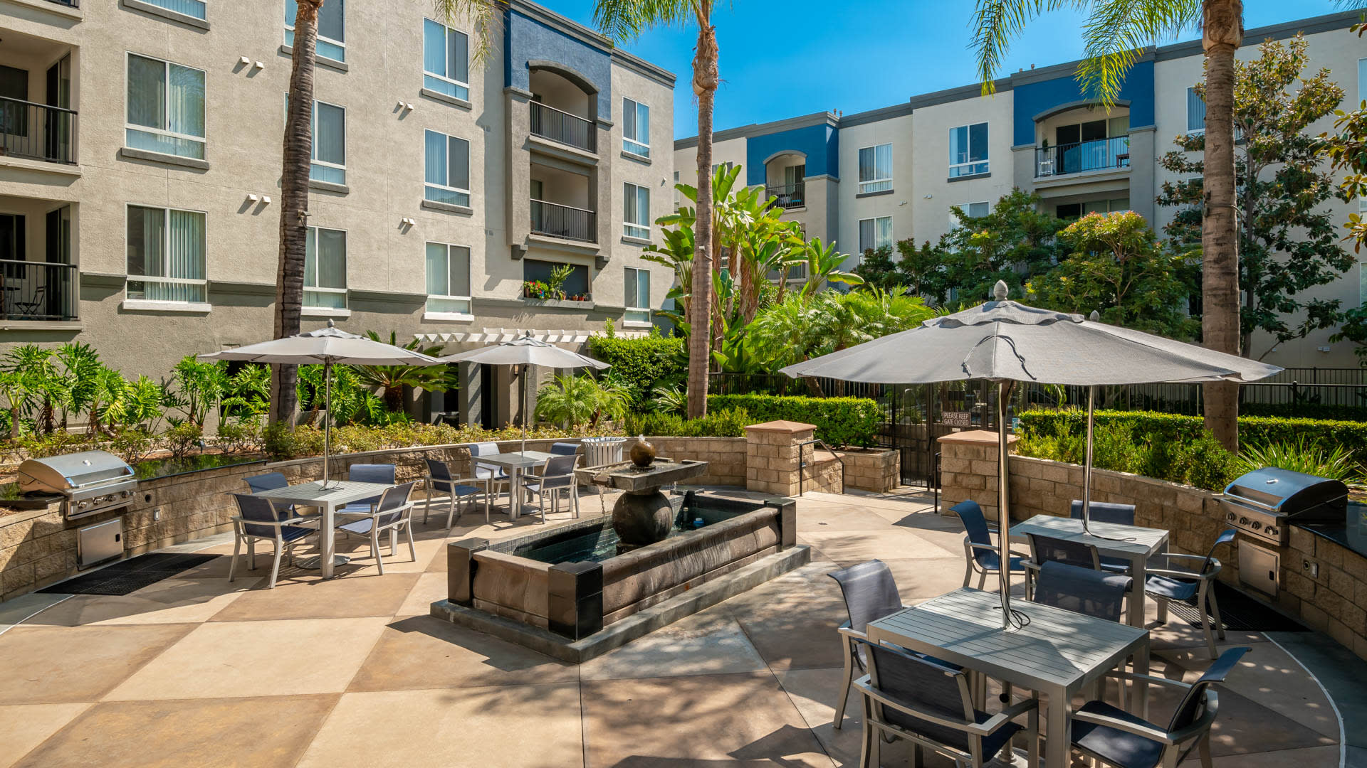 City Pointe Apartments - Outdoor Lounge