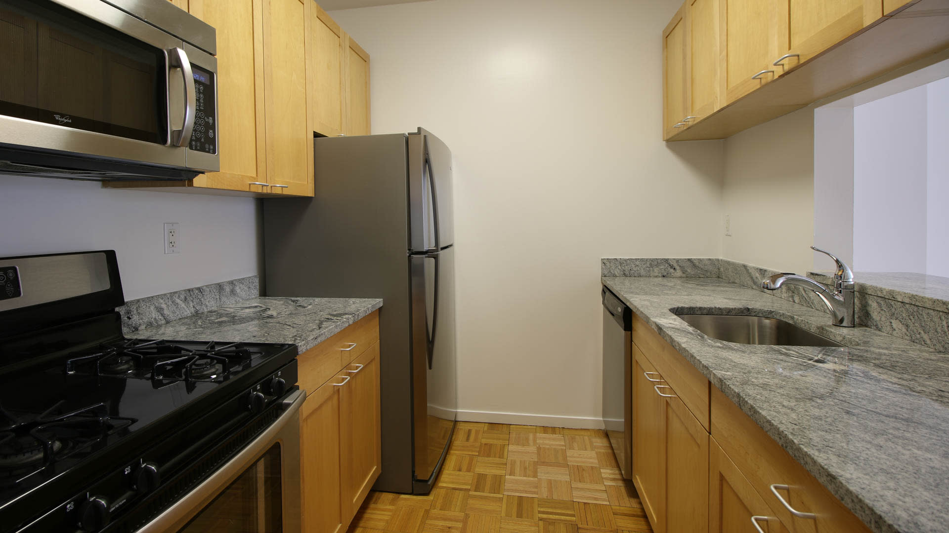 https://media.equityapartments.com/images/c_crop,x_0,y_0,w_1920,h_1080/c_fill,w_1920,h_1080/q_auto,f_auto/3933-43/longacre-house-apartments-kitchen