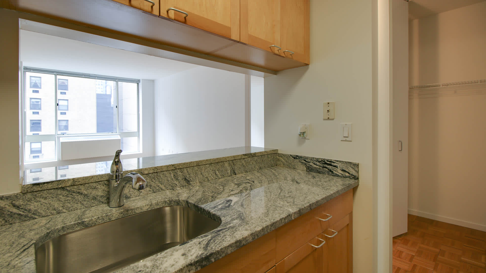 https://media.equityapartments.com/images/c_crop,x_0,y_0,w_1920,h_1080/c_fill,w_1920,h_1080/q_auto,f_auto/3933-44/longacre-house-apartments-kitchen