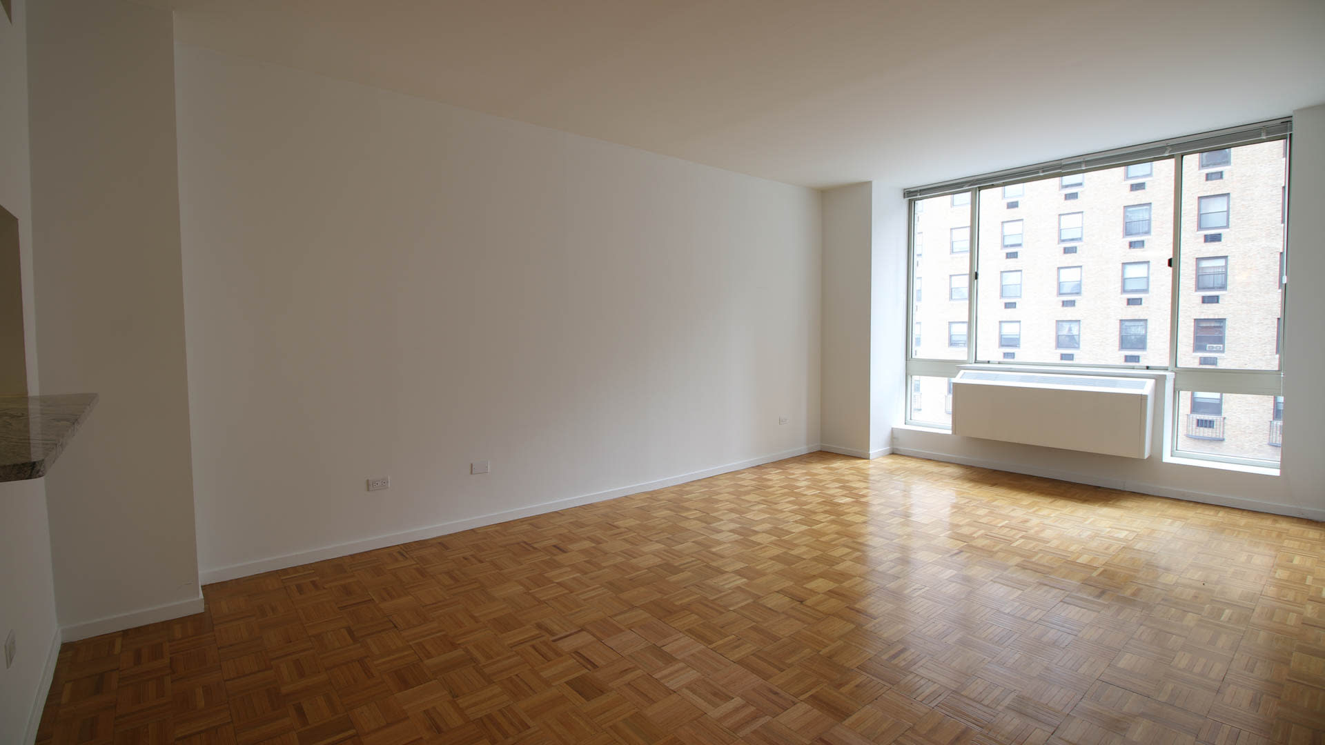 https://media.equityapartments.com/images/c_crop,x_0,y_0,w_1920,h_1080/c_fill,w_1920,h_1080/q_auto,f_auto/3933-45/longacre-house-apartments-living-room