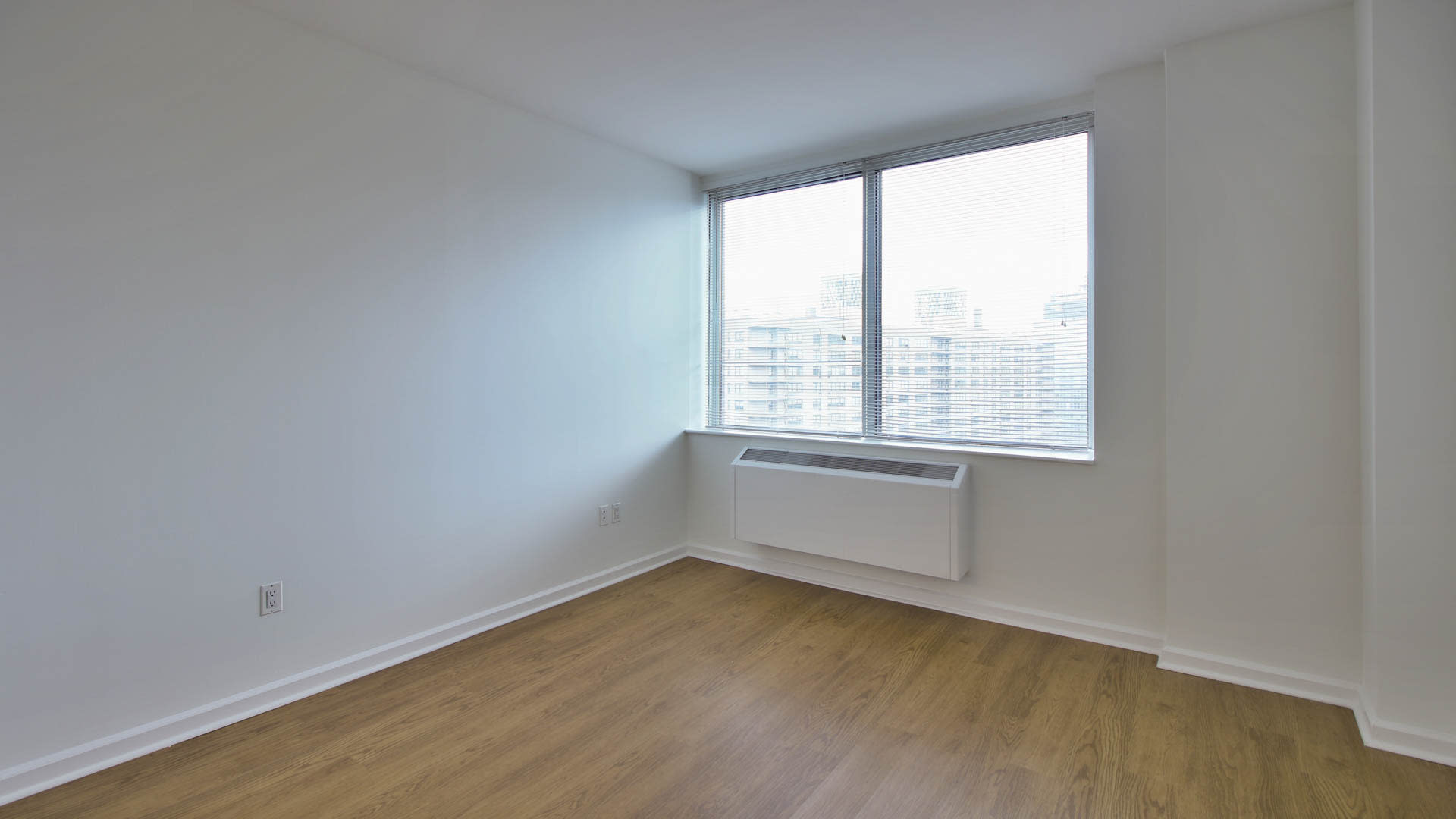 https://media.equityapartments.com/images/c_crop,x_0,y_0,w_1920,h_1080/c_fill,w_1920,h_1080/q_auto,f_auto/3991-126/180-riverside-boulevard-apartments-bedroom