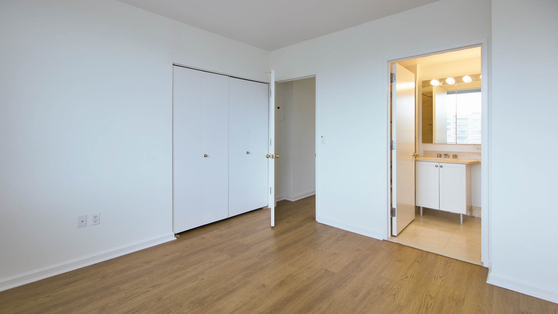 https://media.equityapartments.com/images/c_crop,x_0,y_0,w_1920,h_1080/c_fill,w_1920,h_1080/q_auto,f_auto/3991-127/180-riverside-boulevard-apartments-bedroom