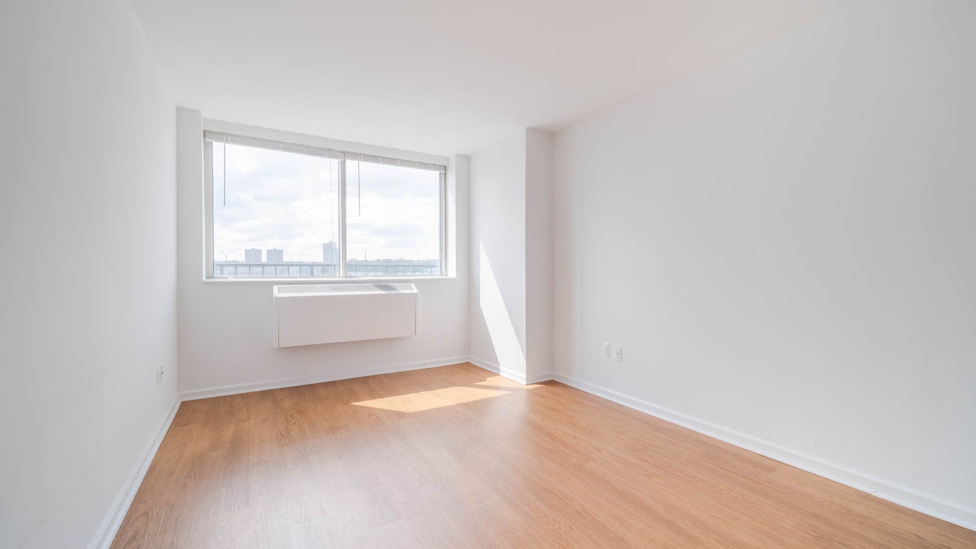 https://media.equityapartments.com/images/c_crop,x_0,y_0,w_1920,h_1080/c_fill,w_1920,h_1080/q_auto,f_auto/3991-270/180-riverside-boulevard-apartments-bedroom