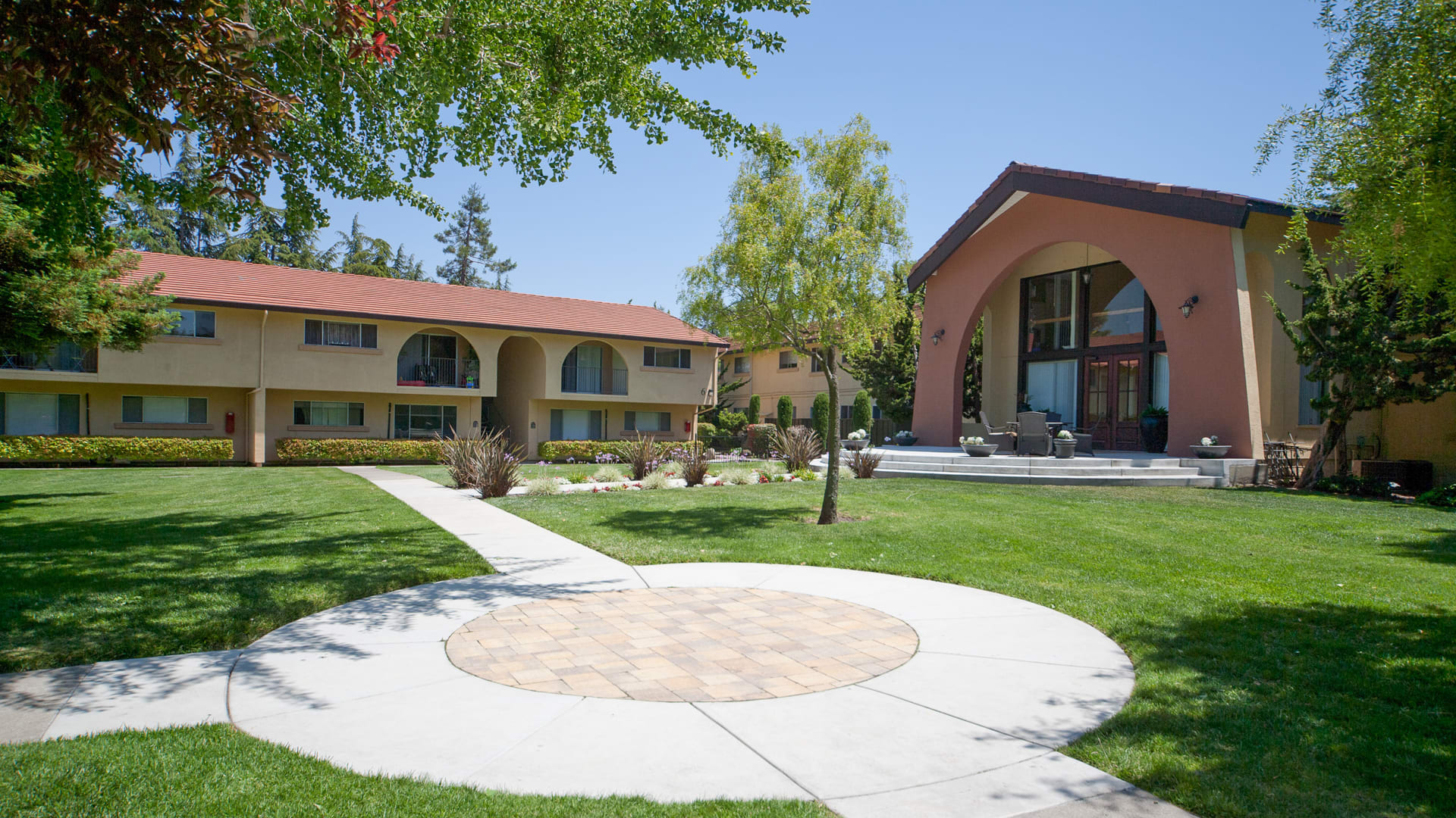 The Arches Apartments - Courtyard