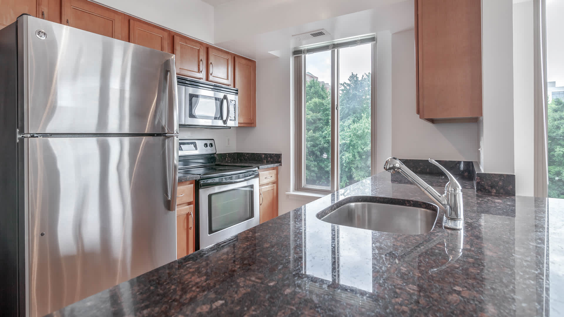 Edgemont at Bethesda Metro Apartments - Kitchen