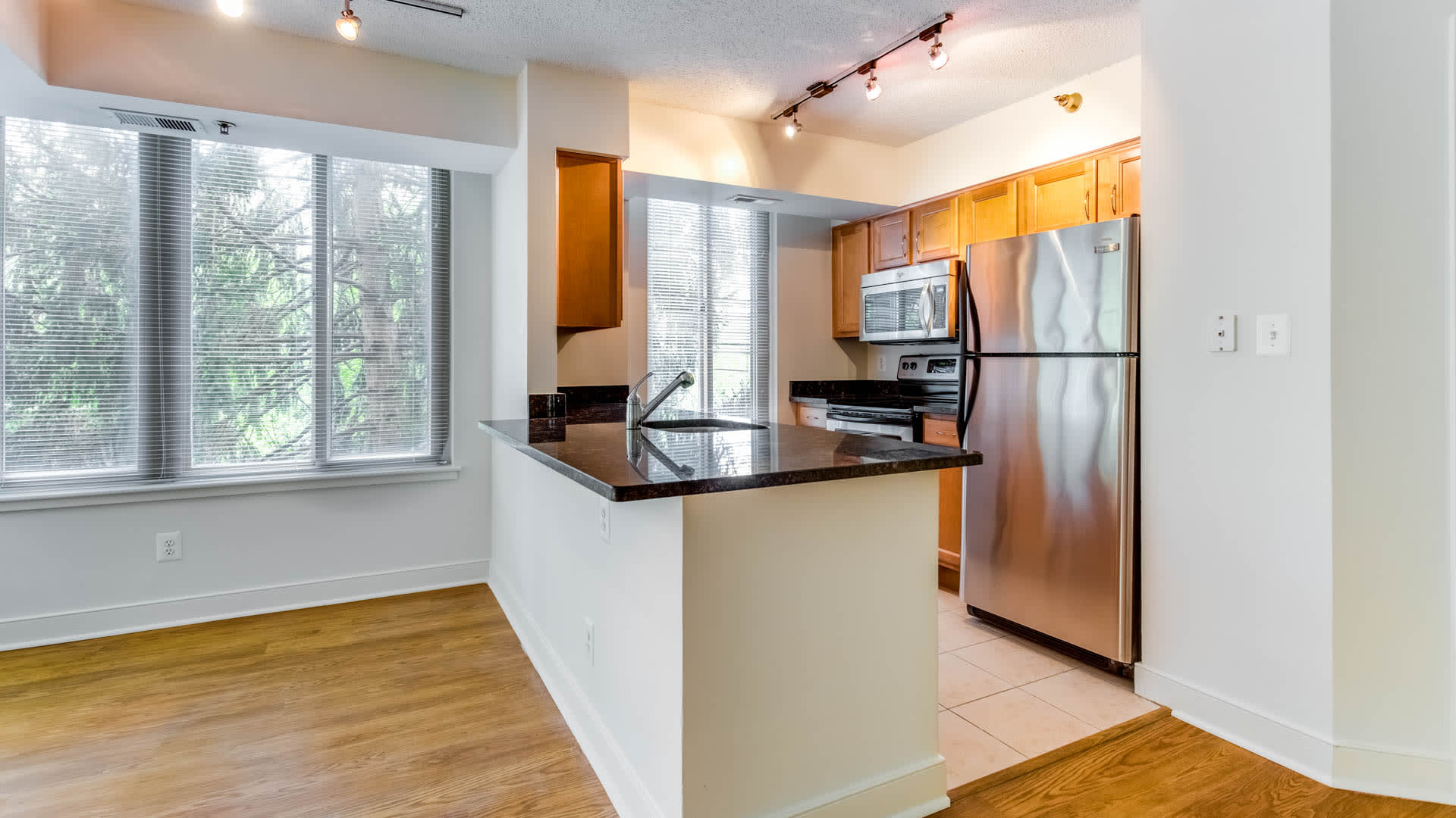 Edgemont at Bethesda Metro Apartments - Kitchen 