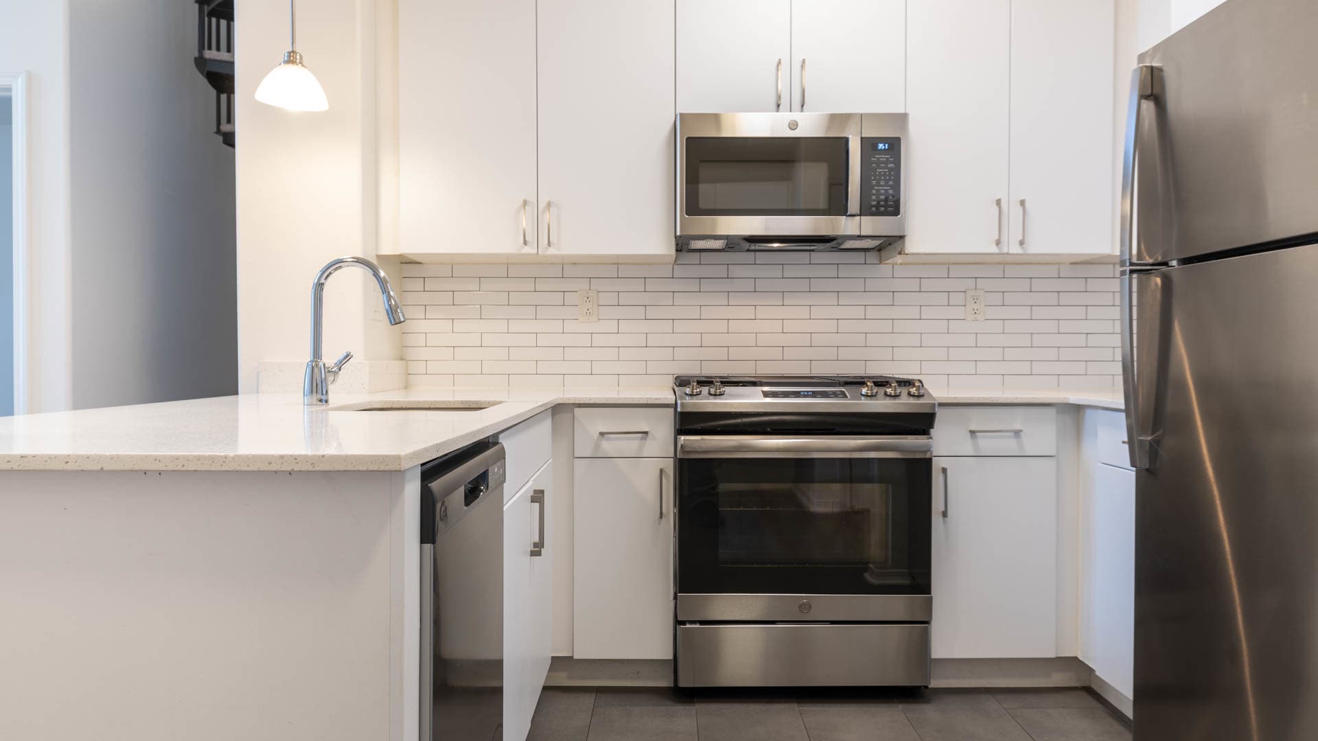 Belle Fontaine Apartments - Kitchen