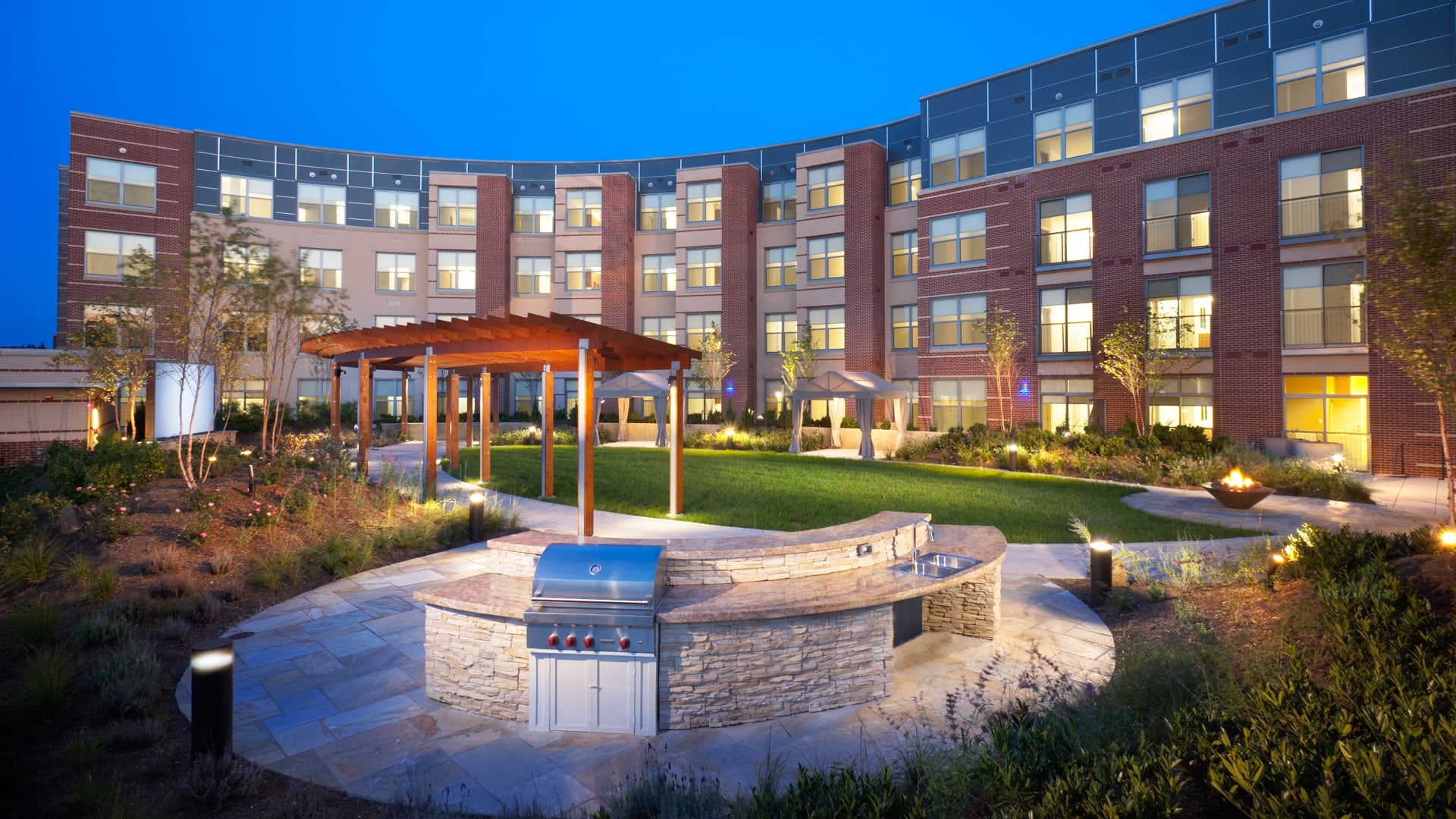 2201 Pershing Apartments - Grilling Area