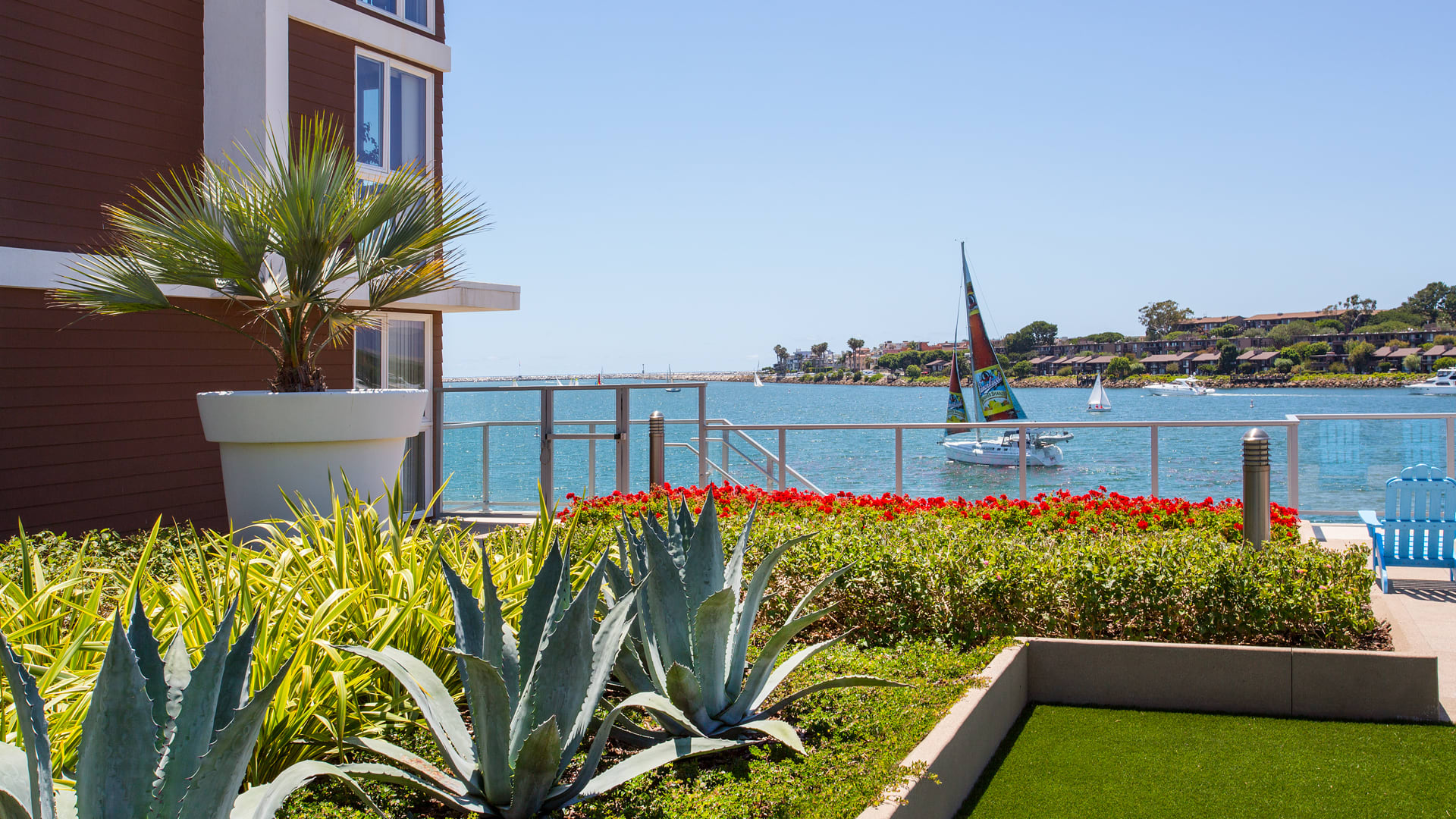 Breakwater at Marina del Rey - Grounds