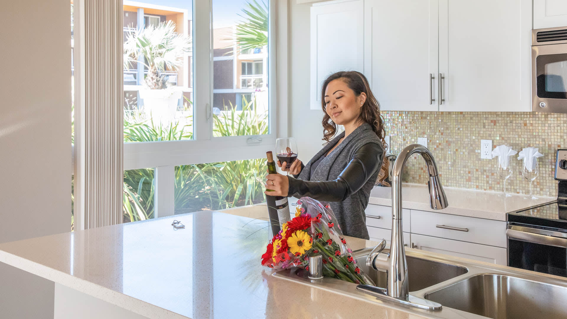 Breakwater at Marina del Rey Apartments - Kitchen