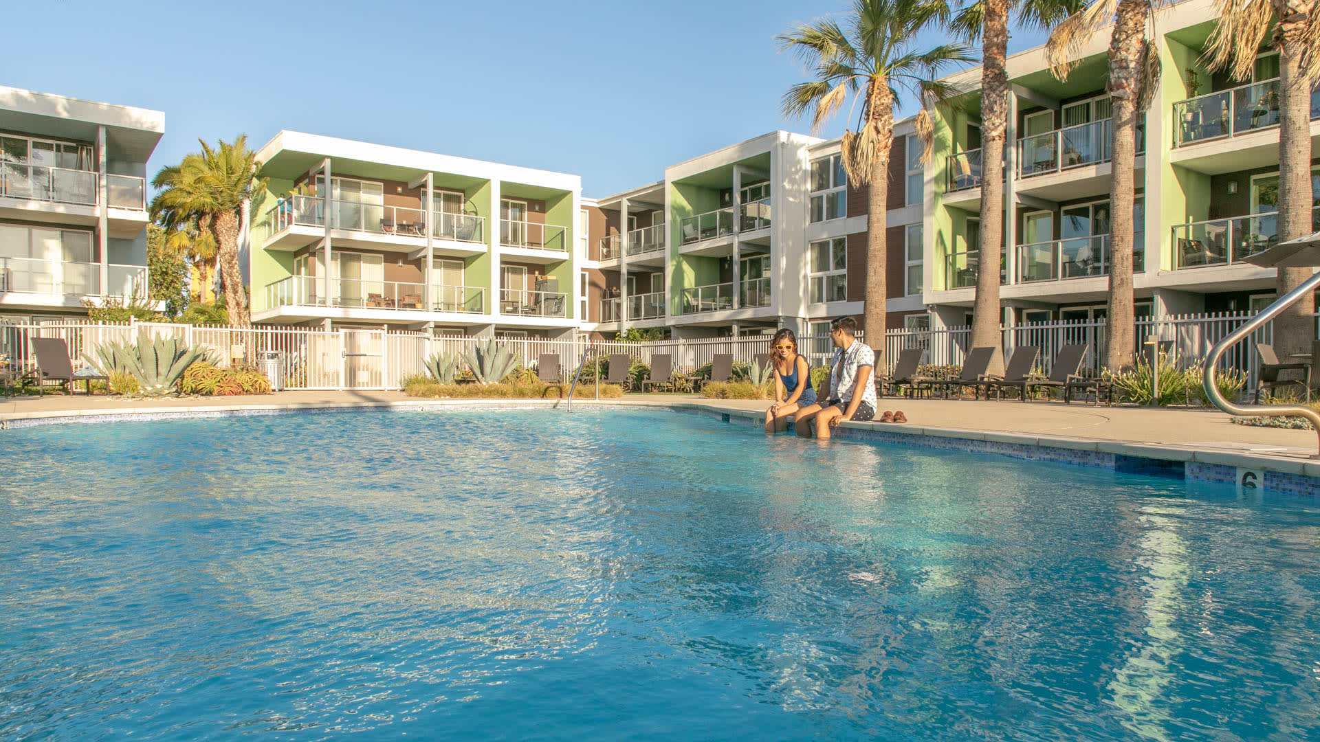 Breakwater at Marina del Rey Apartments - Swimming Pool 