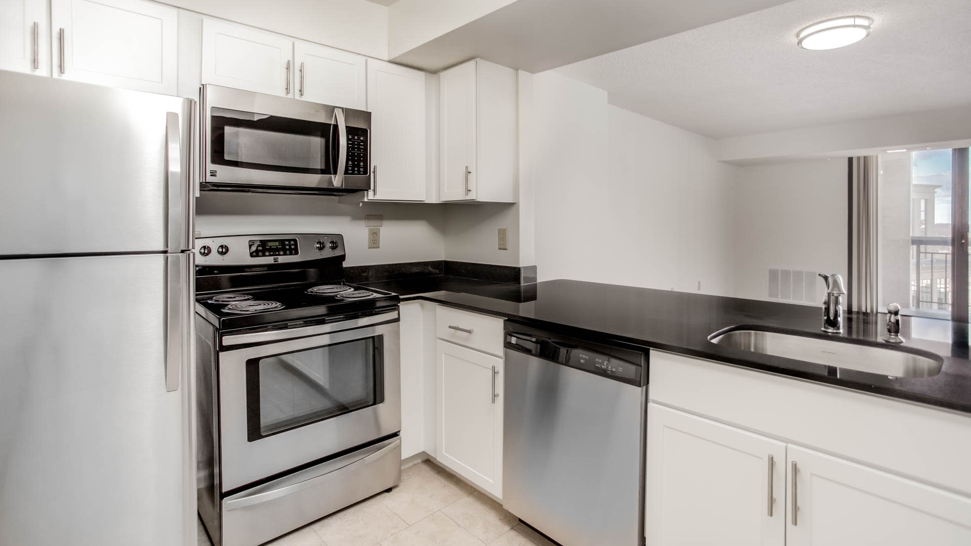 Courthouse Plaza Apartments - Kitchen