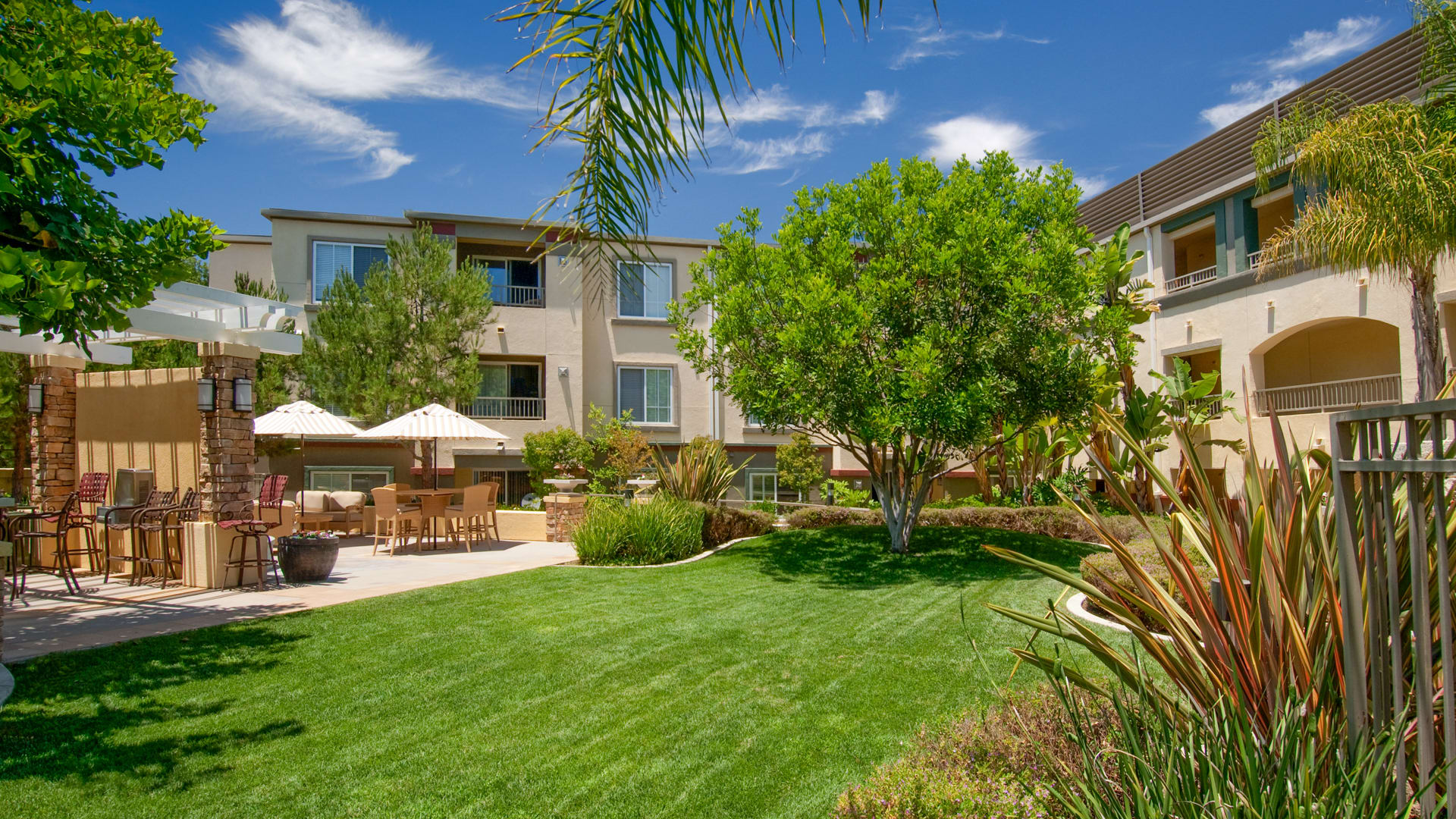 Westside Apartments - Outdoor Lounge