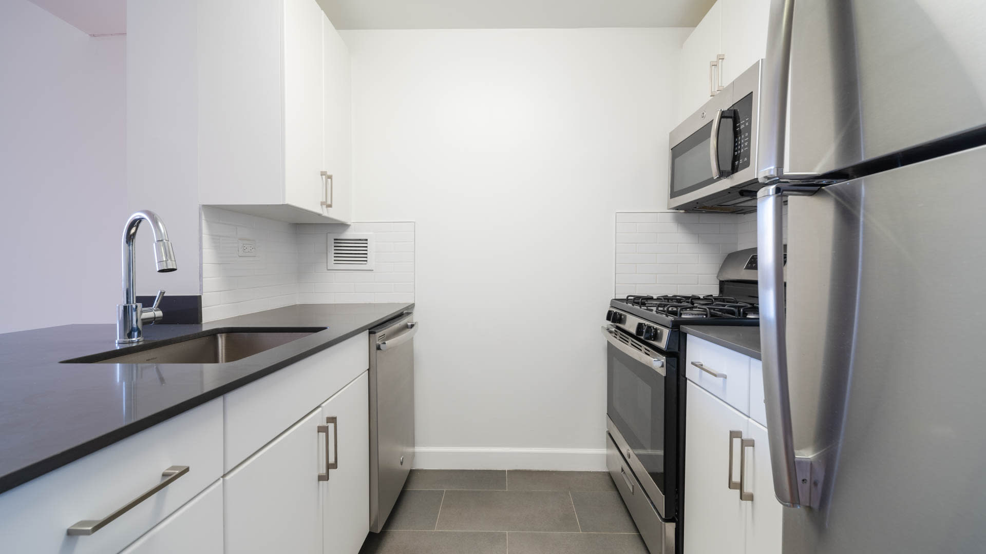 https://media.equityapartments.com/images/c_crop,x_0,y_0,w_1920,h_1080/c_fill,w_1920,h_1080/q_auto,f_auto/4119-110/west-54th-apartments-kitchen