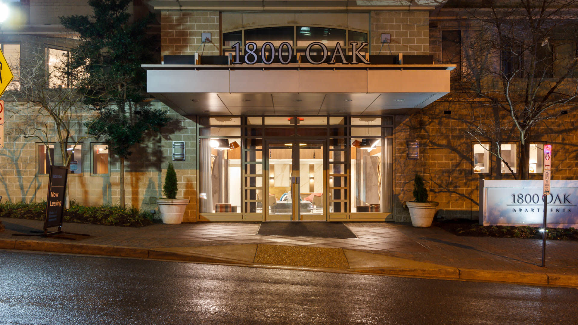 1800 Oak Apartments - Building Entrance