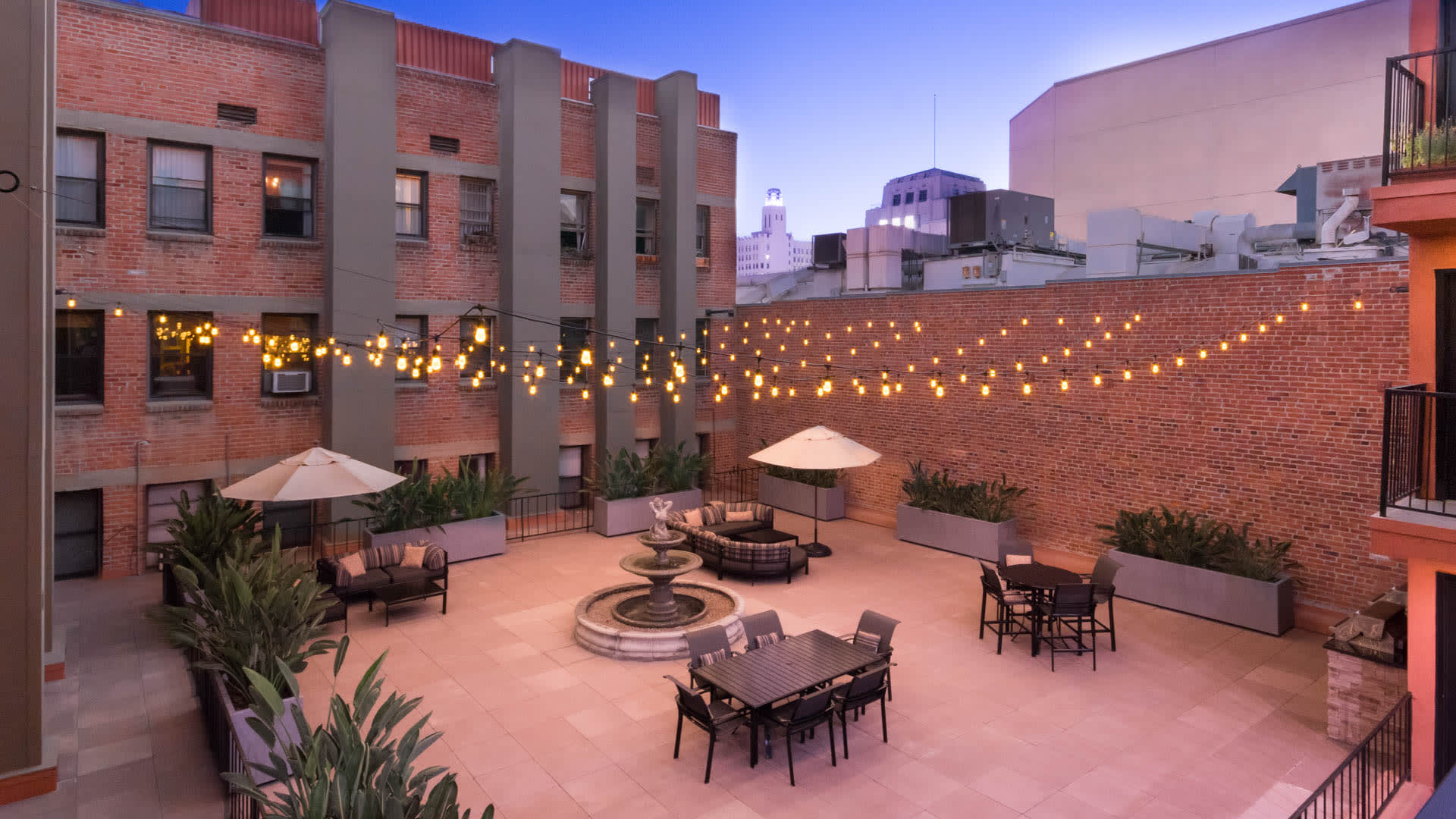 Vintage at 425 Broadway Apartments - Courtyard