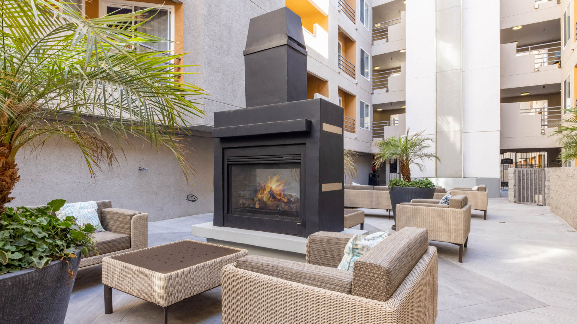 Vantage Hollywood Apartments - Courtyard