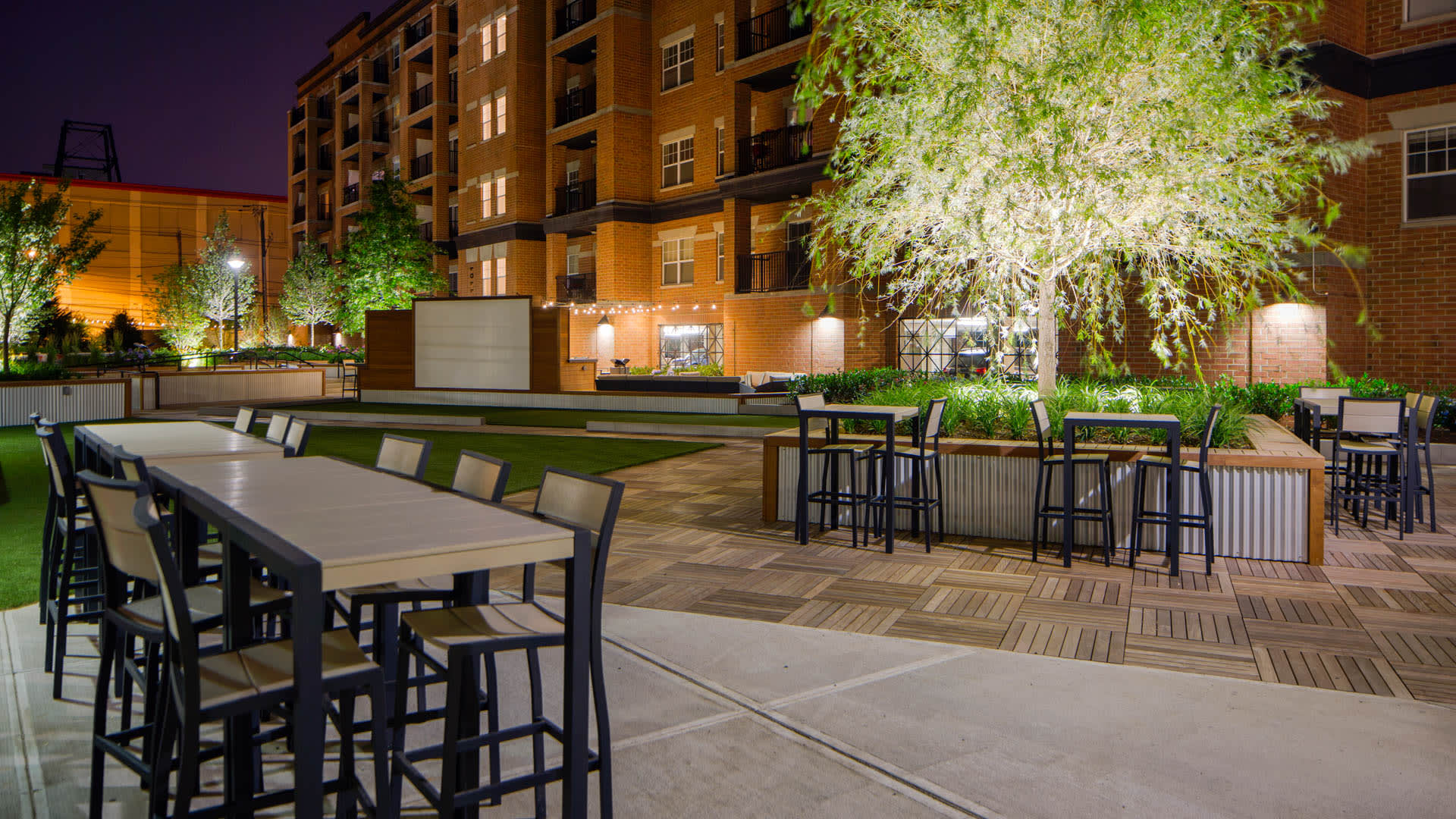 The Rivington Apartments - Outdoor Lounge with Grilling Area