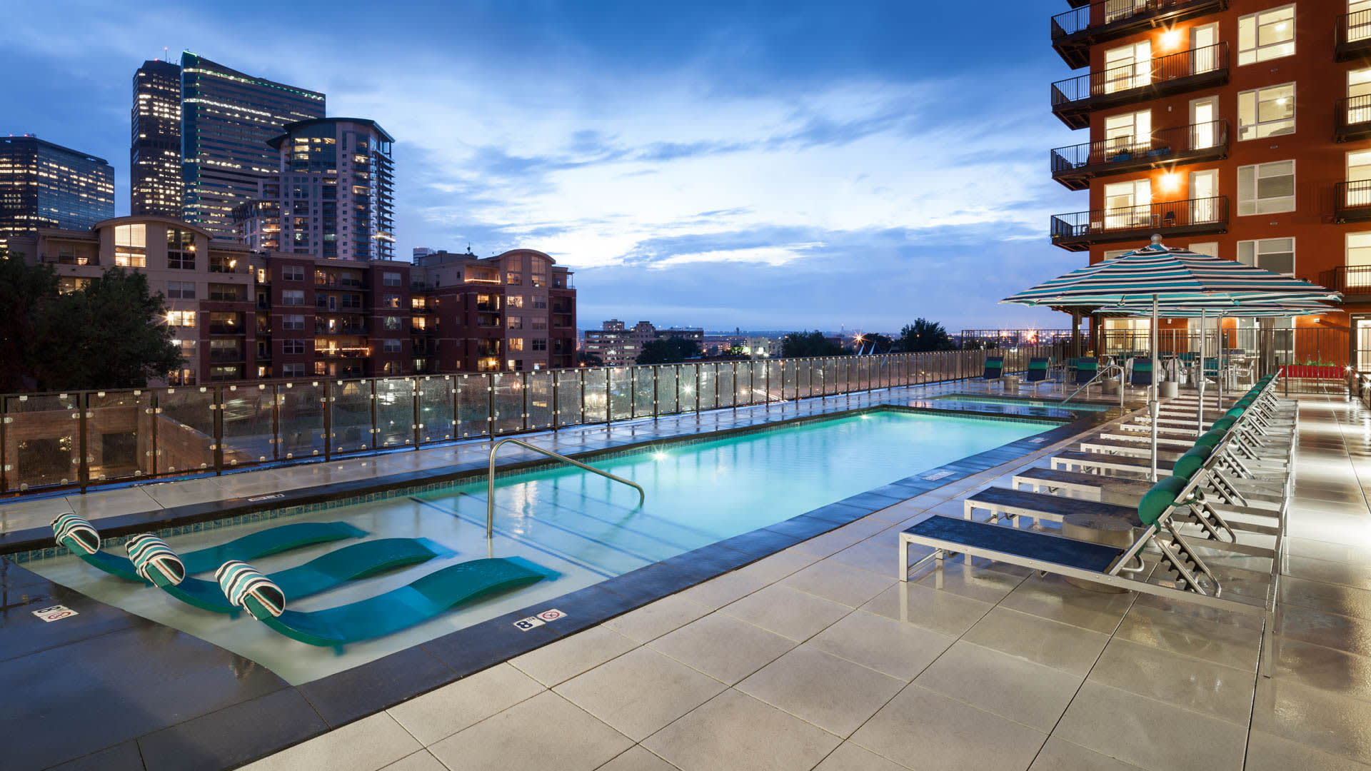 Radius Uptown Apartments - Swimming Pool