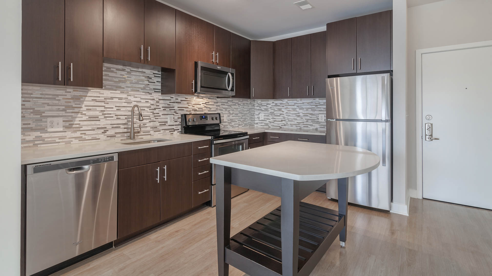 Radiant Fairfax Ridge Apartments - Kitchen