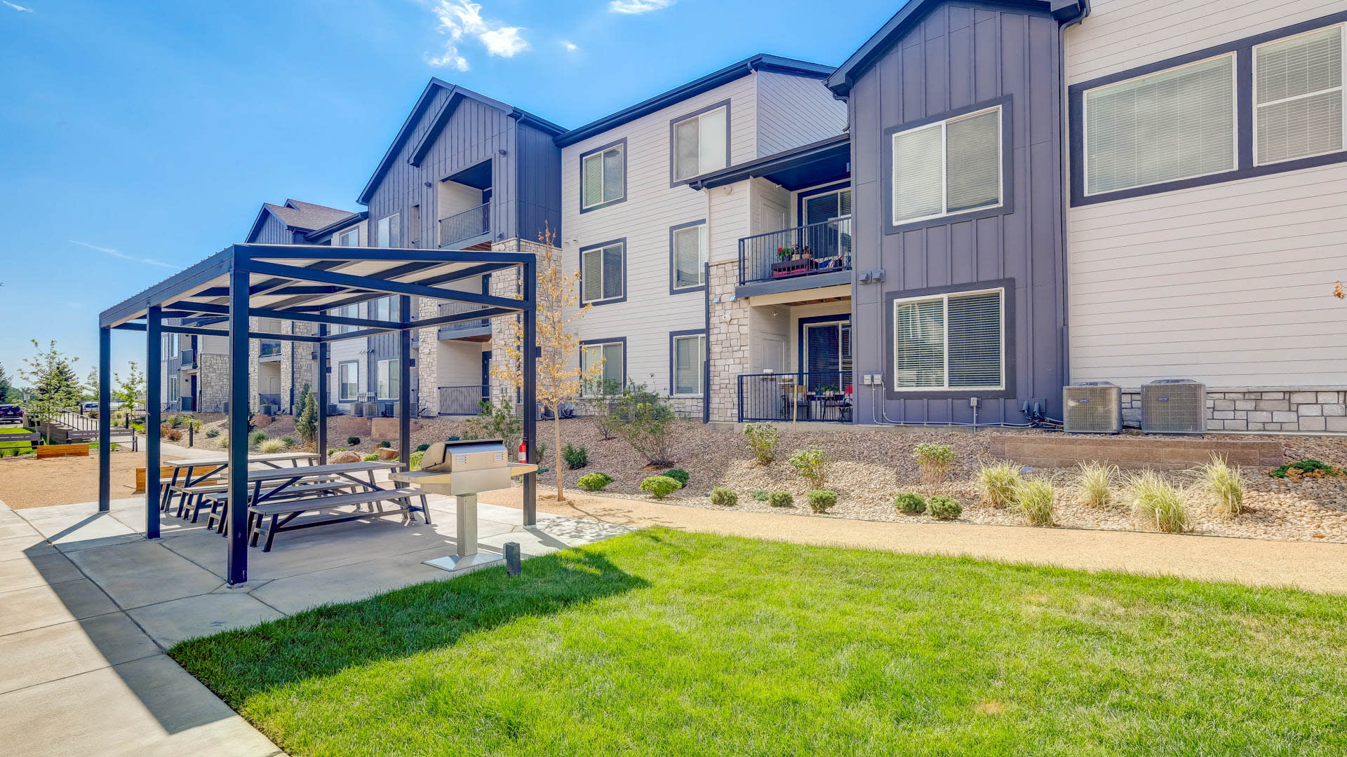 Savanna Nine Mile Apartments - Outdoor Lounge