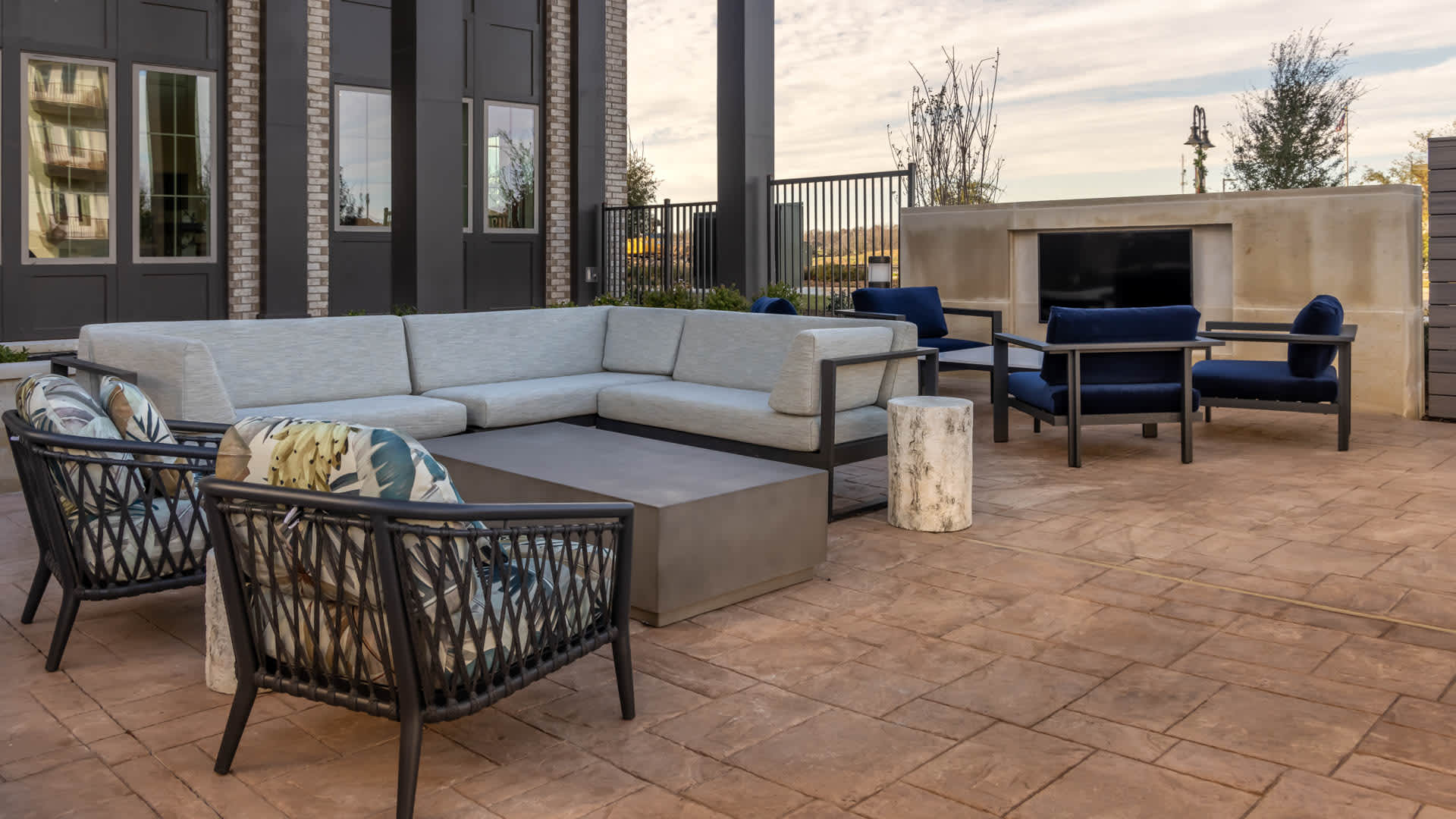 The Louise Townhomes Apartments - Outdoor Lounge