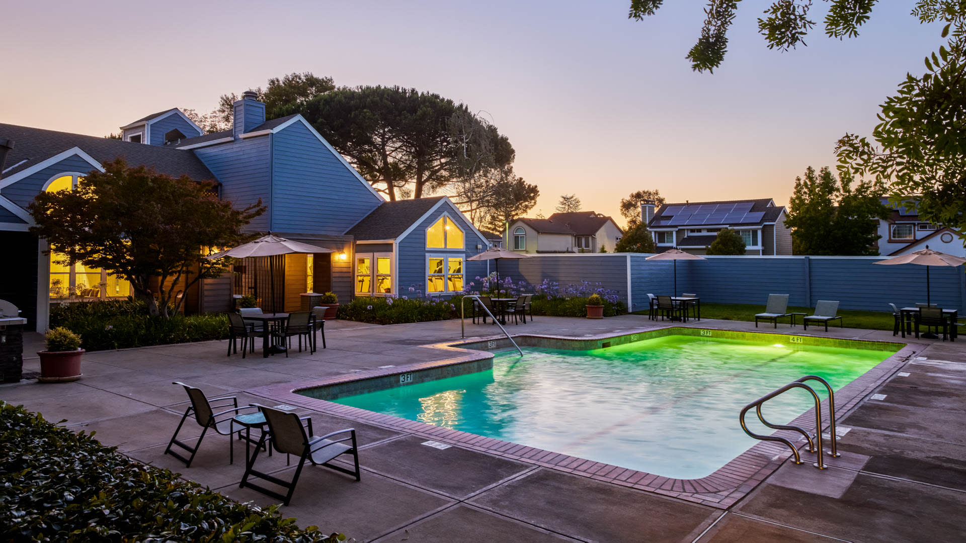 Lantern Cove Apartments - Swimming Pool