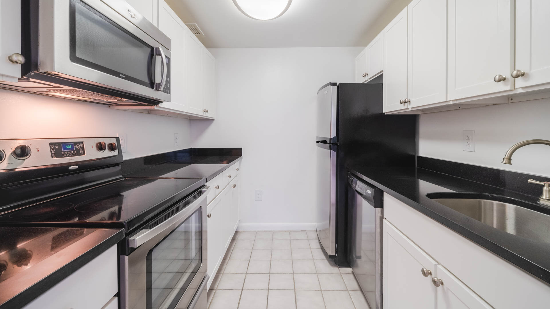 Portside Towers Apartments - Kitchen