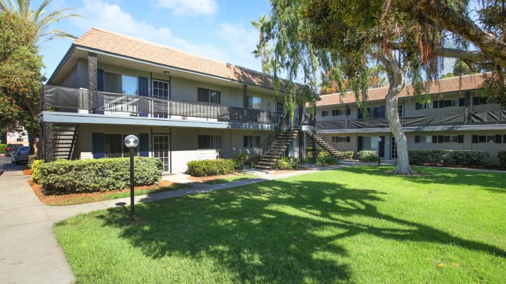Regency Palms Apartments - Exterior