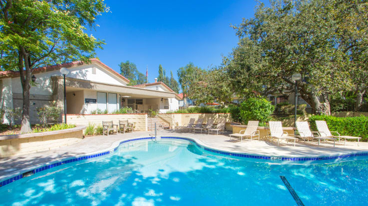 Country Oaks Apartments - Swimming Pool