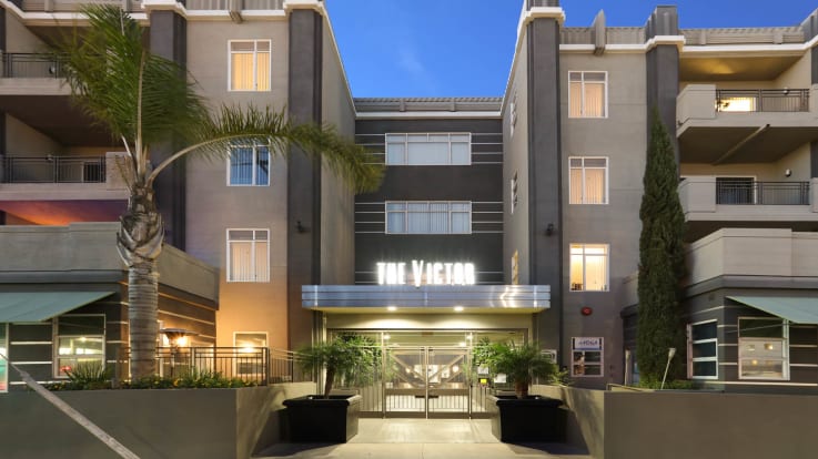 Victor on Venice Apartments - Building Exterior
