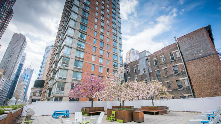 Longacre House Apartments - Courtyard