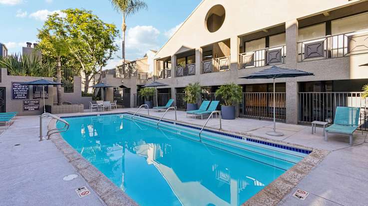 Prado Apartments - Swimming Pool
