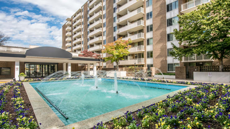 3003 Van Ness Apartments - Courtyard