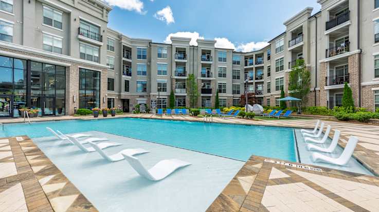 The View at Woodstock Apartments - Pool