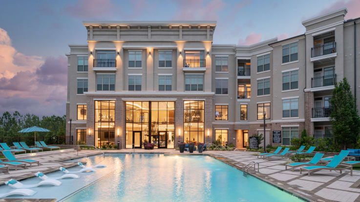 The View at Woodstock Apartments - Swimming Pool