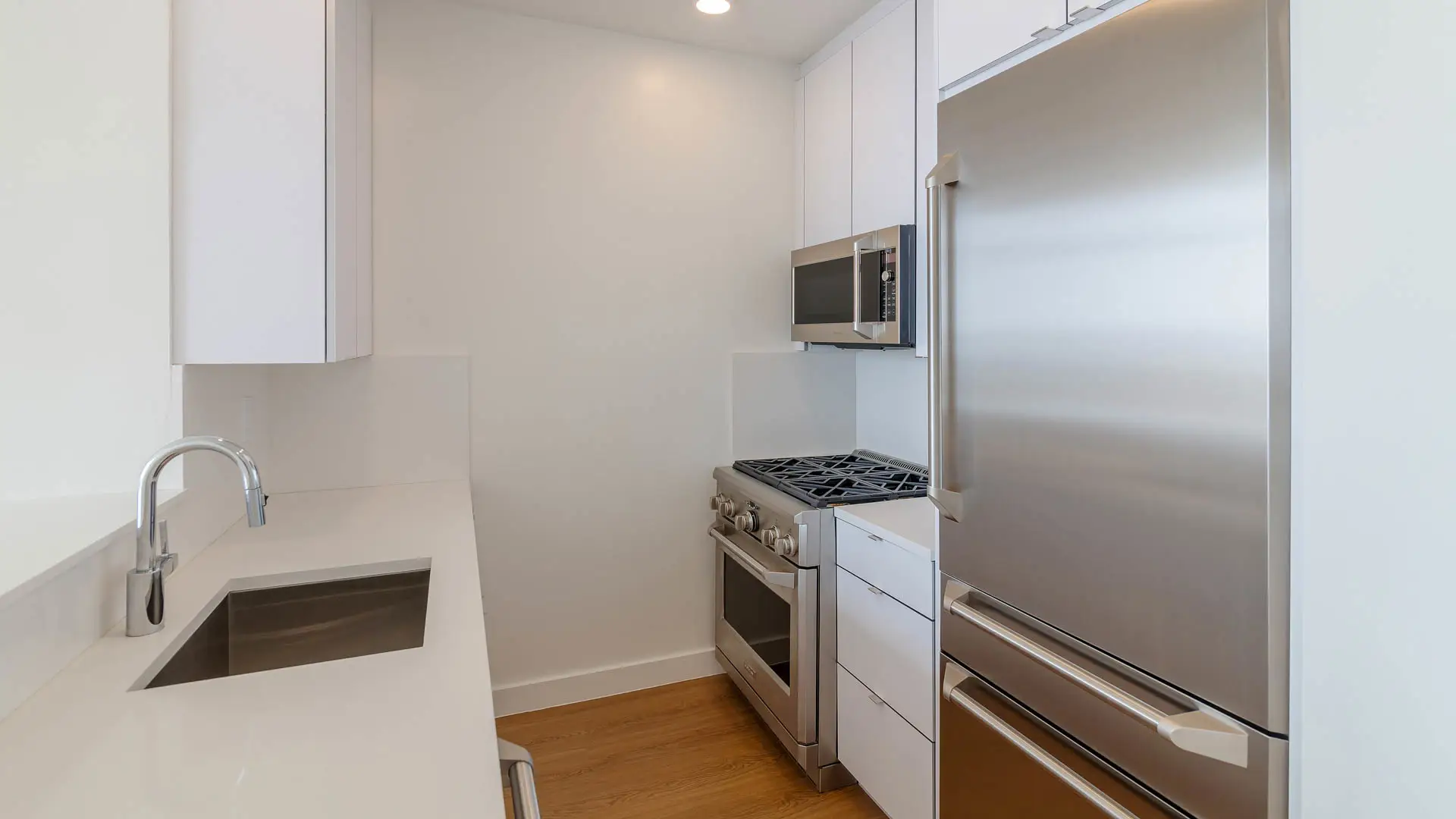 https://media.equityapartments.com/images/q_50/f_auto/fl_lossy/4128-62/800-Sixth-Apartments-Kitchen.webp