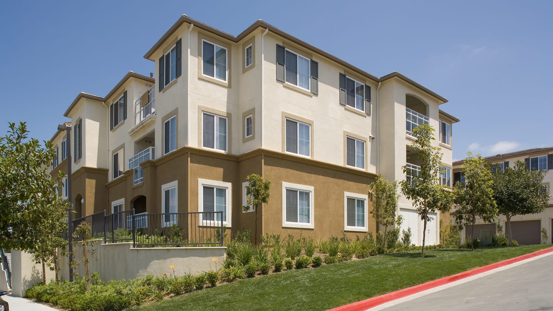 Bella Vista At Warner Ridge Apartments Reviews In Woodland Hills 6150 De Soto Avenue Equityapartments Com