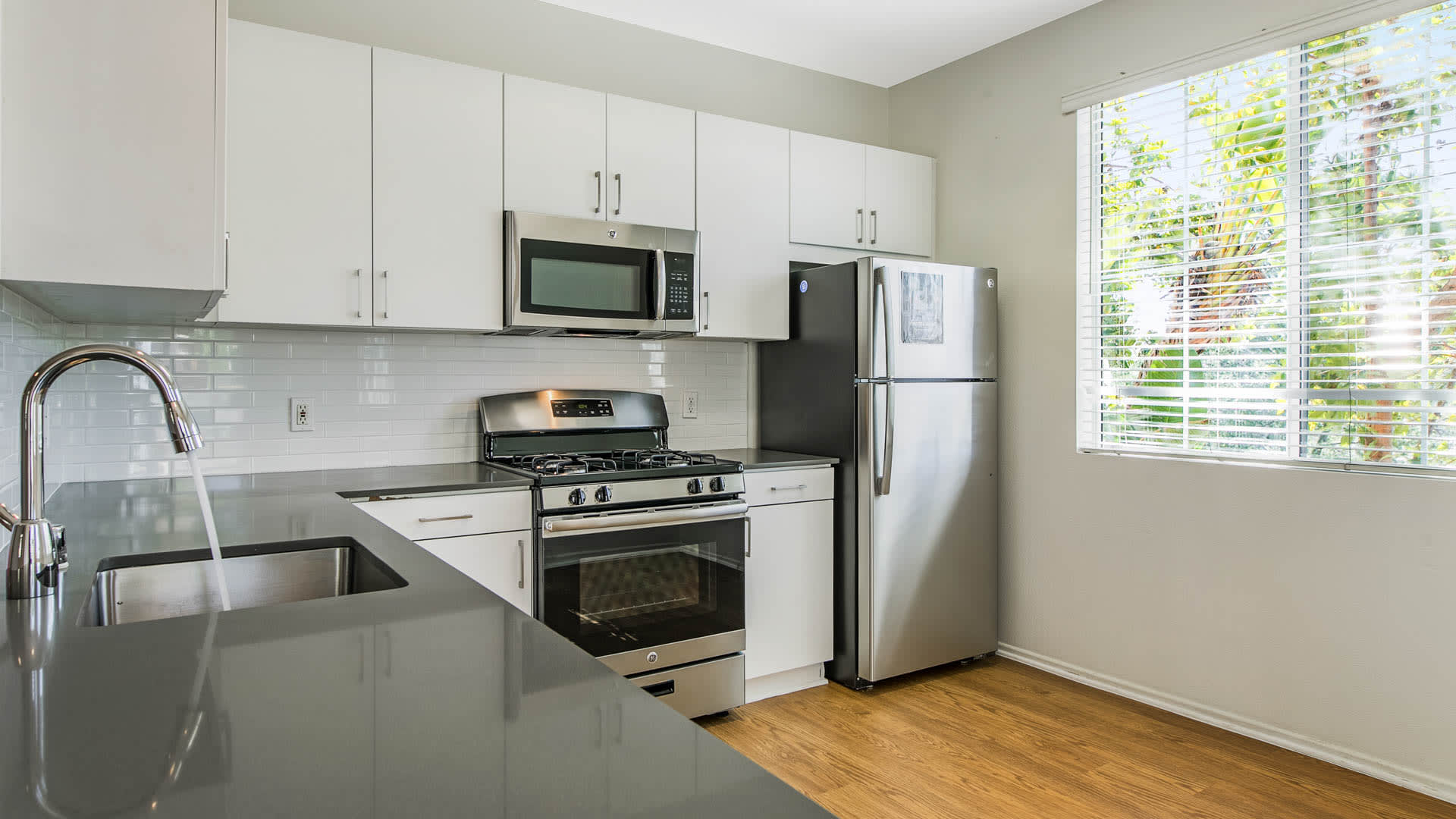 Bella Vista At Warner Ridge Apartments Reviews In Woodland Hills 6150 De Soto Avenue Equityapartments Com