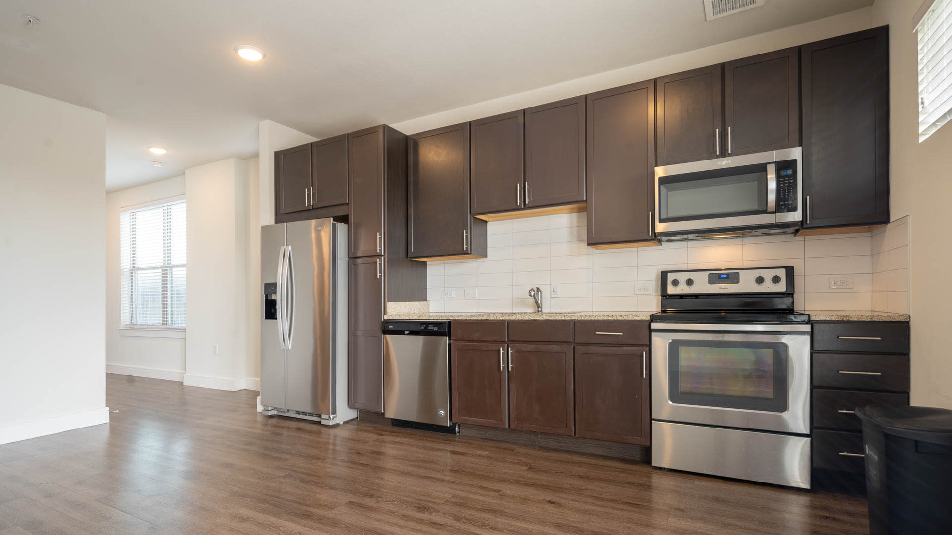 Flora Apartments - Kitchen