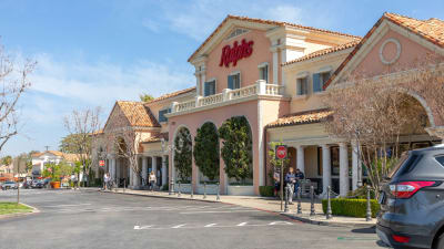 Arlo Apartments - Neighborhood