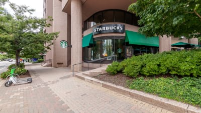 Water Park Towers Apartments - Retail & Dining